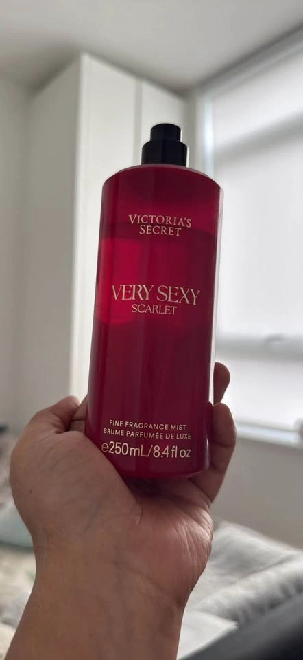 Victoria's Secret Very Sexy Scarlet Fine Fragrance Mist - photo 4