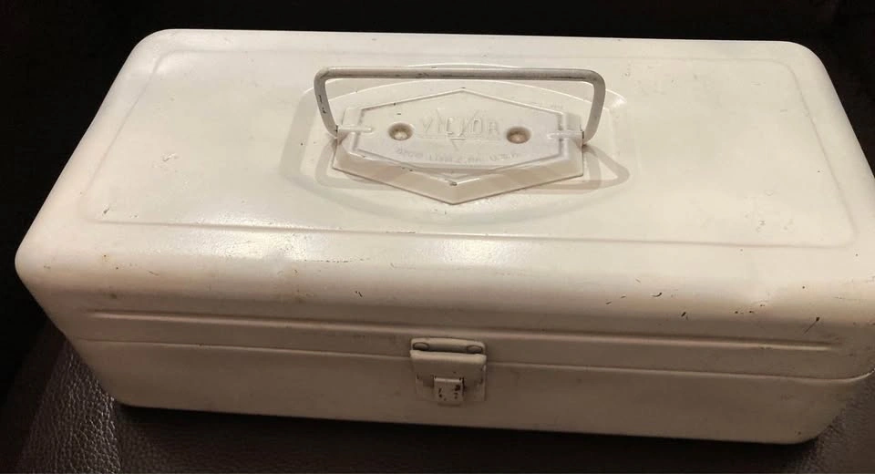 Metal Tackle Box & Lures - photo 2