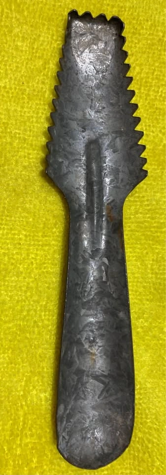 Vintage Metal Handheld Fish Scaler - photo 2