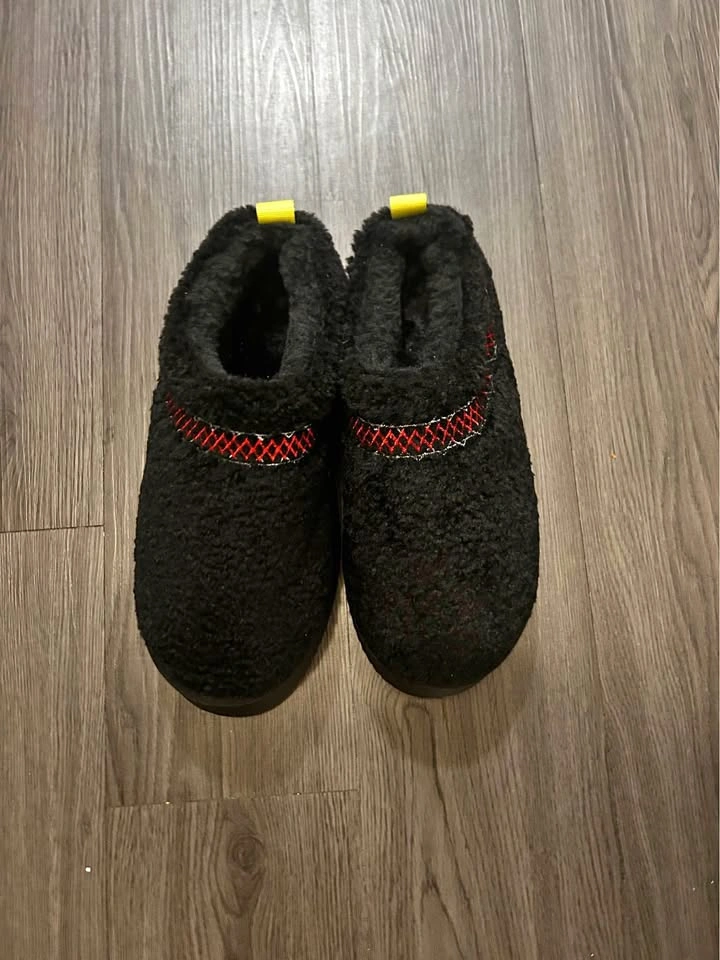 New Women’s Black Fuzzy Slippers