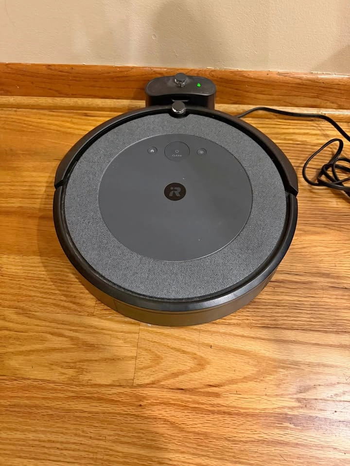 Roomba i3 robot vacuum cleaner