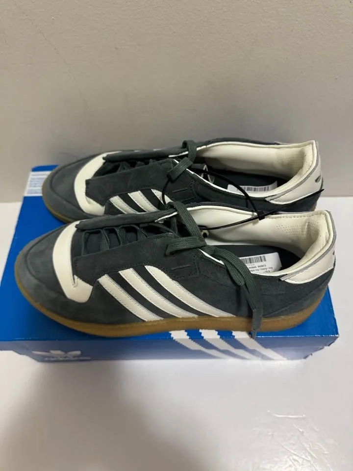 Men Adidas Suede Shoes Size 10.5 US - Never Worn - photo 2