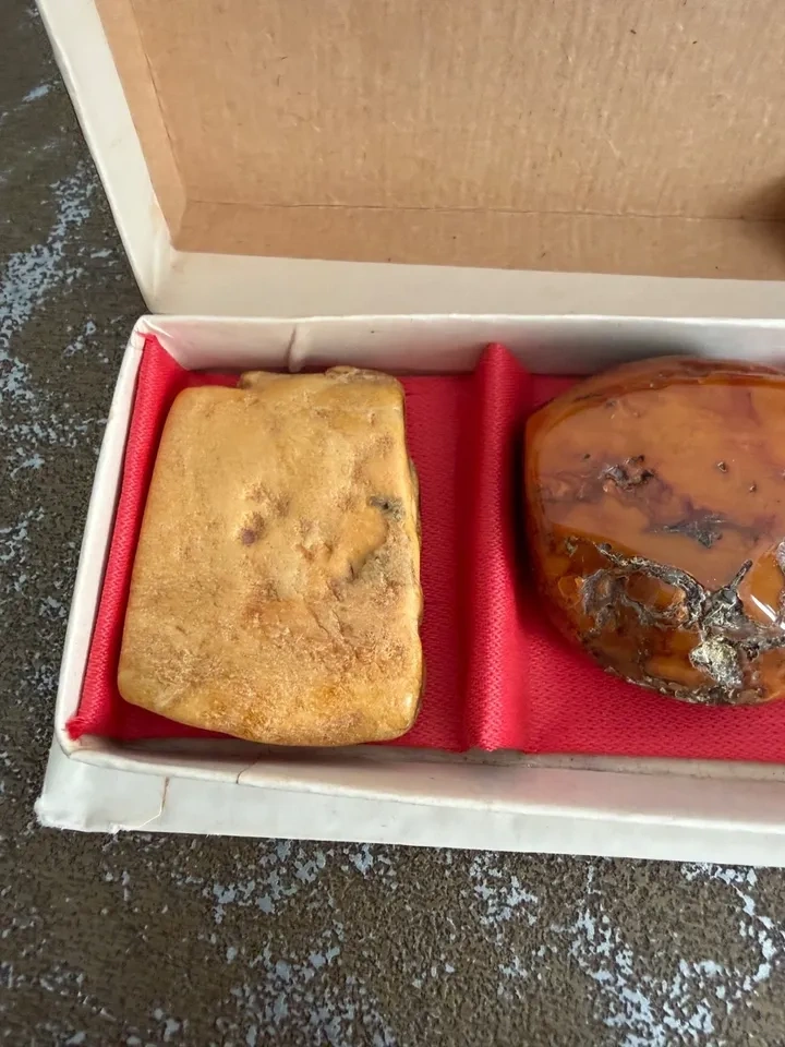 Vintage USSR Kaliningrad Souvenir Amber Stone Set Original Box - photo 2