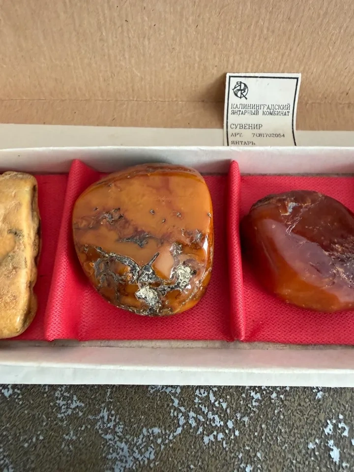 Vintage USSR Kaliningrad Souvenir Amber Stone Set Original Box - photo 3