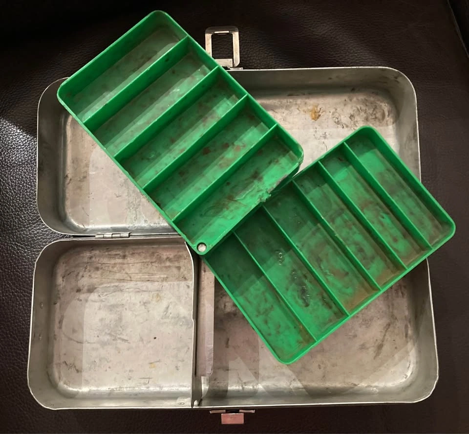 Vintage Metal Tackle Box & Lures - photo 2
