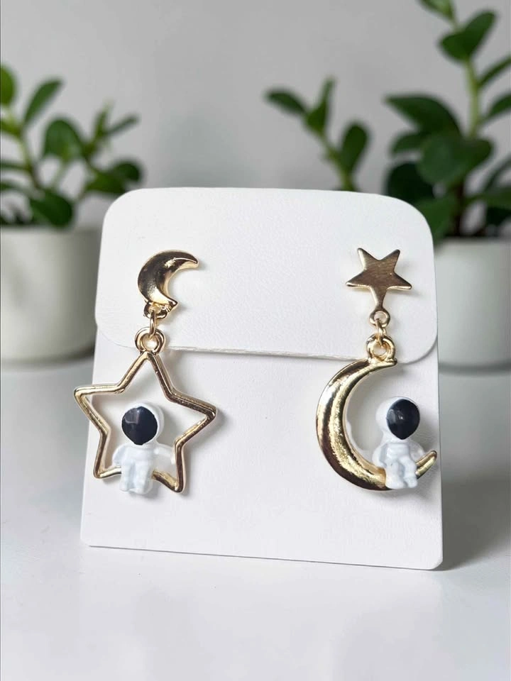 Astronaut Moon & Star Mismatched Earrings – Cute Space Theme Gif - photo 2