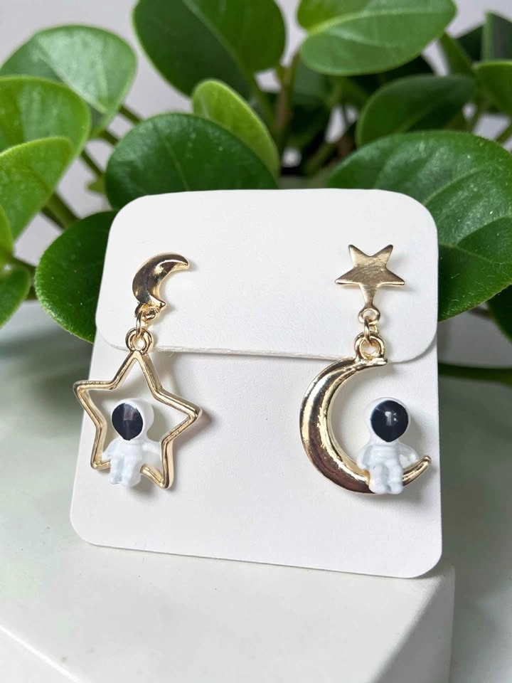 Astronaut Moon & Star Mismatched Earrings – Cute Space Theme Gif - photo 4