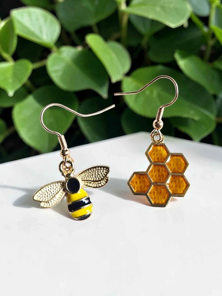 Bee & Honeycomb Mismatched Earrings – Gold Tone Nature Inspired