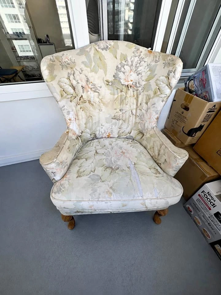 Vintage Floral Wingback Accent Chair
