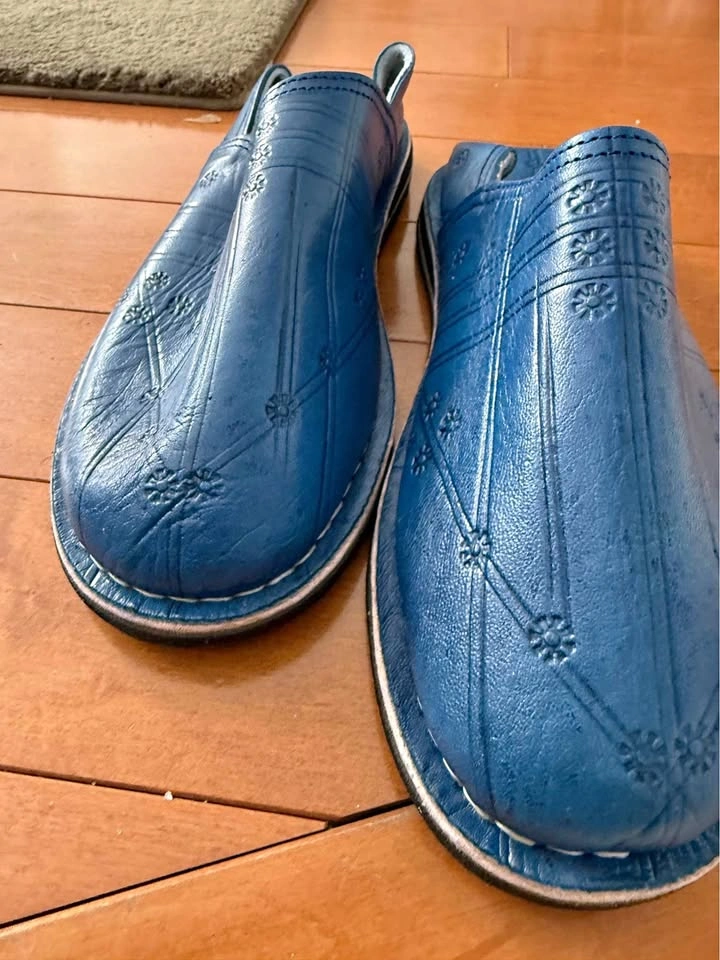 Blue slip-on shoes, cool embossed design