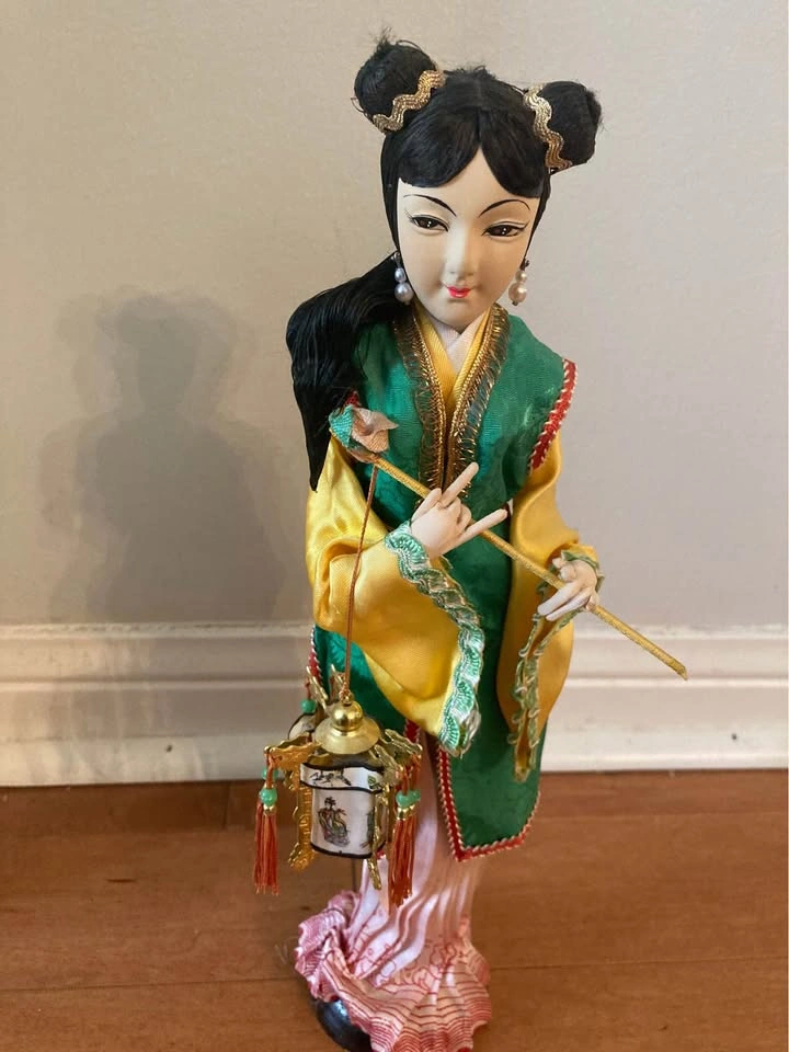 Vintage Chinese Silk Doll with Lantern - photo 3