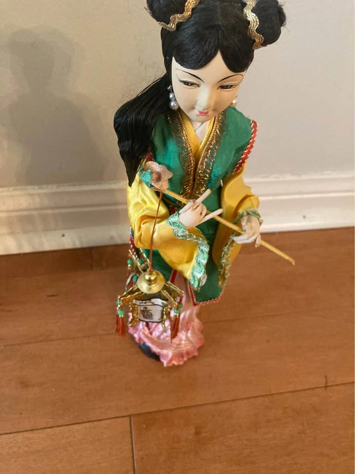 Vintage Chinese Silk Doll with Lantern - photo 4