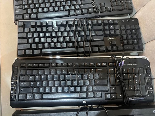 Lot of 11 Wired Keyboards (Logitech, Redragon, HP, acer) - photo 3