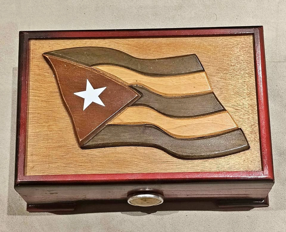 Wooden Cuban Flag Cigar Humidor with Hygrometer