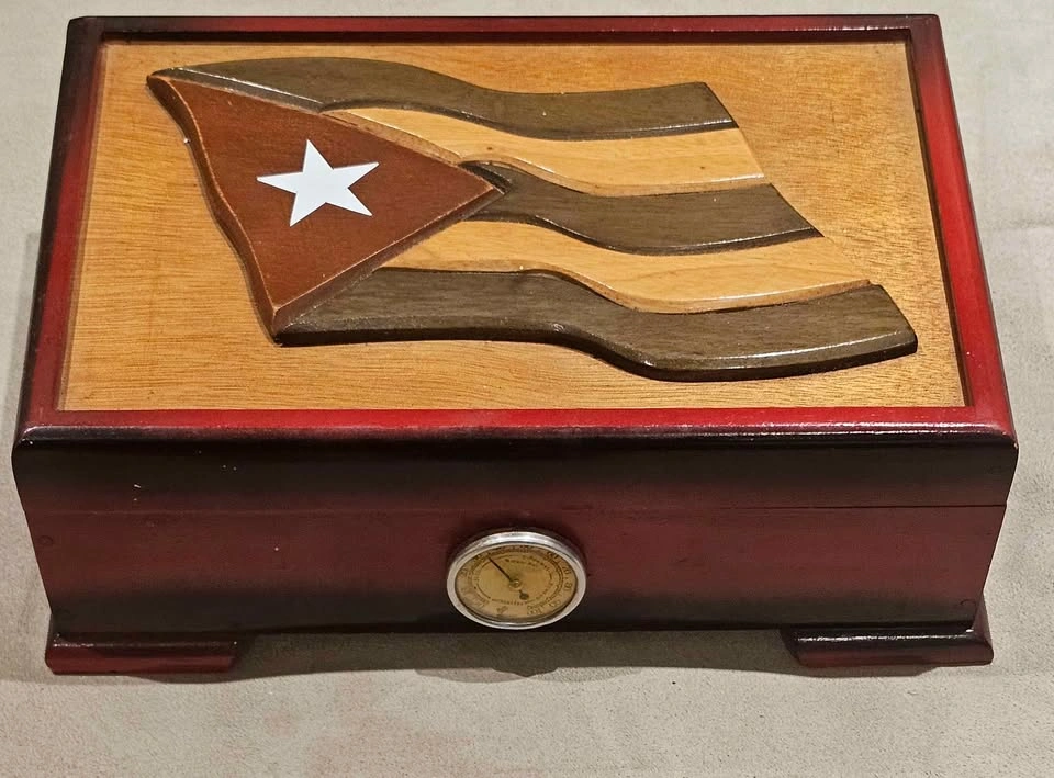 Wooden Cuban Flag Cigar Humidor with Hygrometer - photo 2