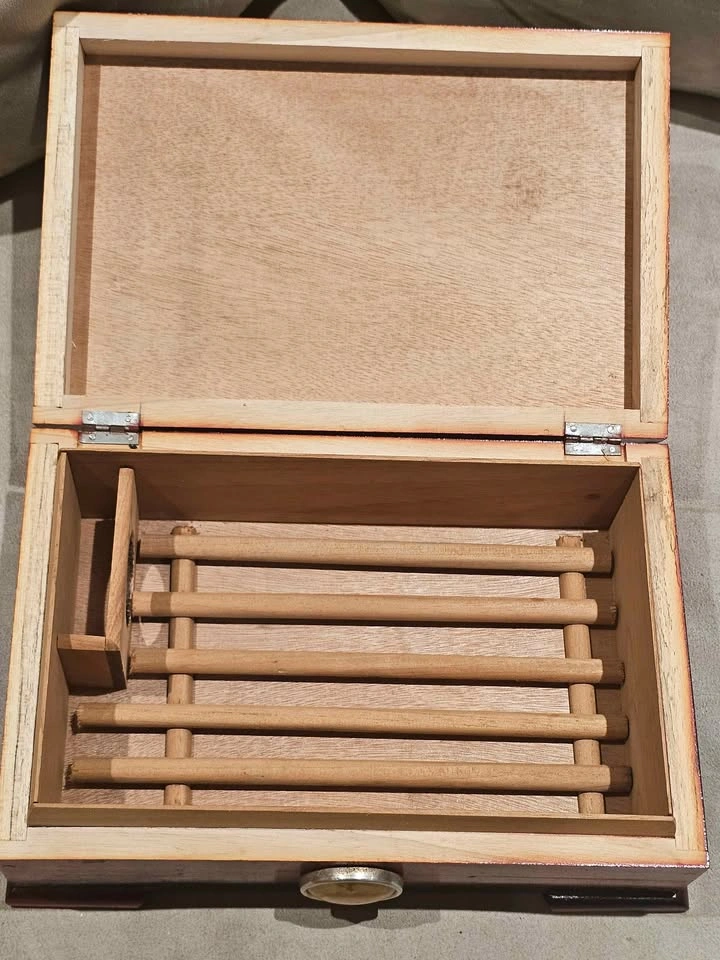 Wooden Cuban Flag Cigar Humidor with Hygrometer - photo 3