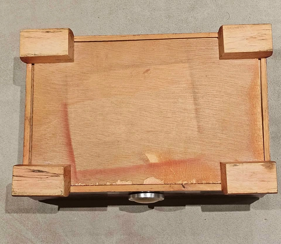 Wooden Cuban Flag Cigar Humidor with Hygrometer - photo 4