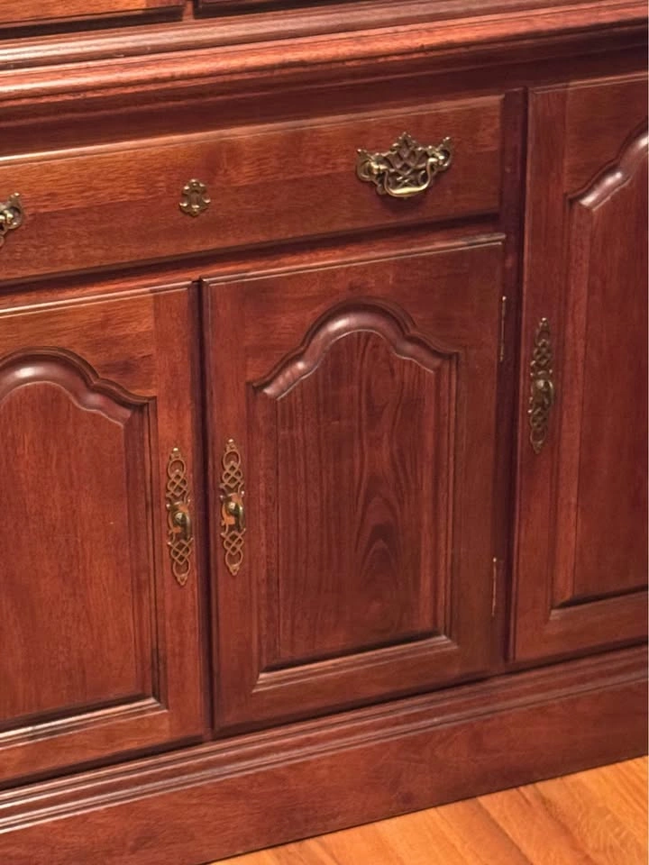 Beautiful Cherry wood China Cabinet - photo 2