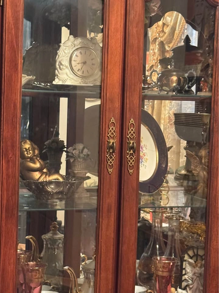 Beautiful Cherry wood China Cabinet - photo 3