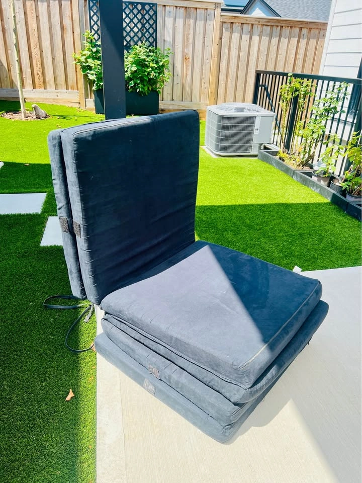 Foldable Black Large mat / soft floor chair for guests or kids - photo 2