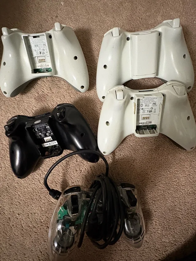 Xbox 360 Controllers Lot image indicator(2)