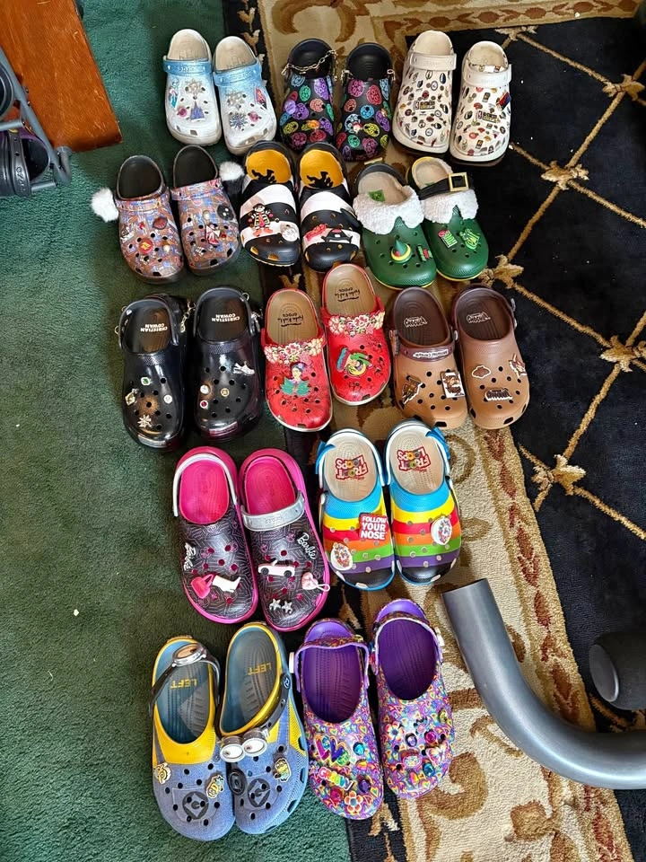 Women's Size 9 / Men's Size 7 Crocs