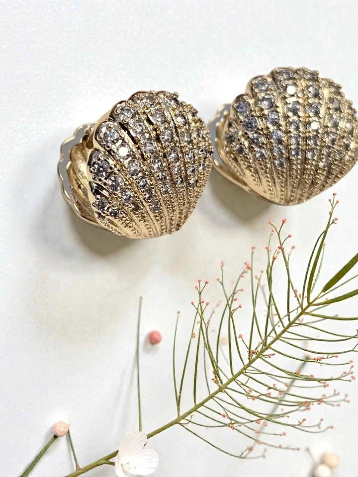 Sparkly Gold Seashell Earrings – Crystal Rhinestone Studs