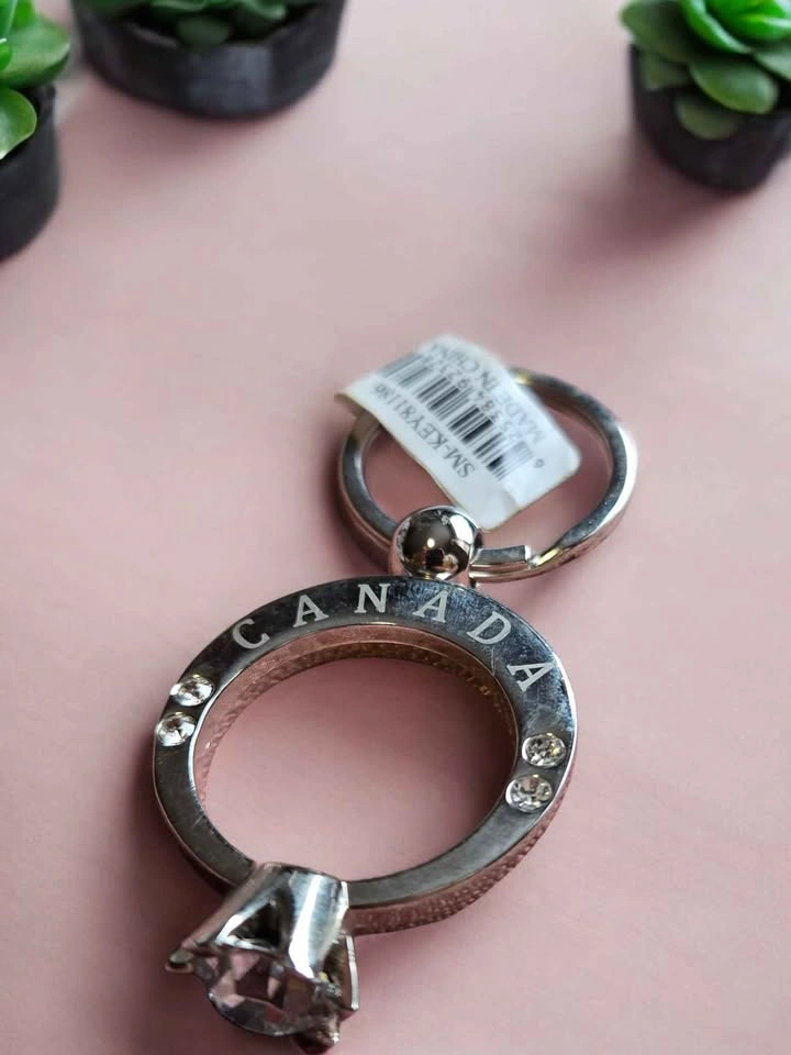 Canada Souvenir Diamond Ring Keychain - photo 3