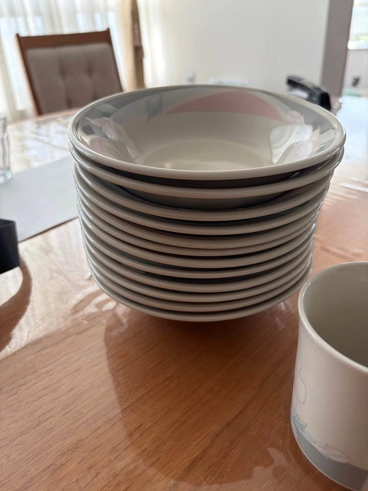 Chinaware Dinner Set - 12 Dinner, Dessert, Bowls, Tea, Mugs - photo 4
