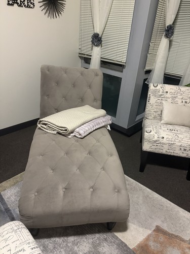 Moving Sale: Everything Must Go (TV, Rug, Lamp Excluded) - photo 4