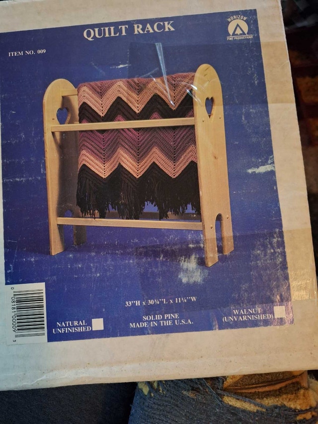 Wooden Quilt Rack with Heart Cutouts - photo 2