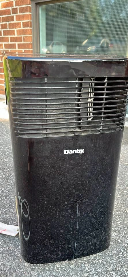 DANBY- AC PORTABLE- missing window piece
