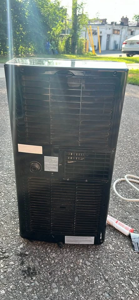 DANBY- AC PORTABLE- missing window piece - photo 2