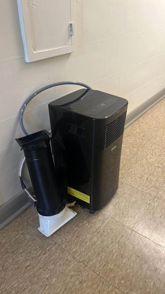 DANBY- AC PORTABLE- missing window piece - photo 4