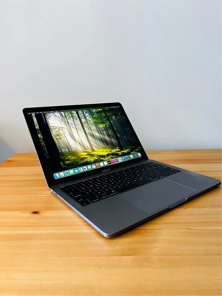 13” Macbook Pro i7-16GB RAM-256GB Storage
