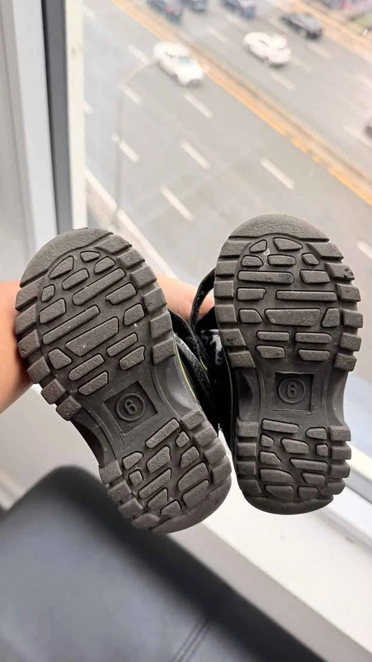 Winter shoes toddler size 6 - photo 3
