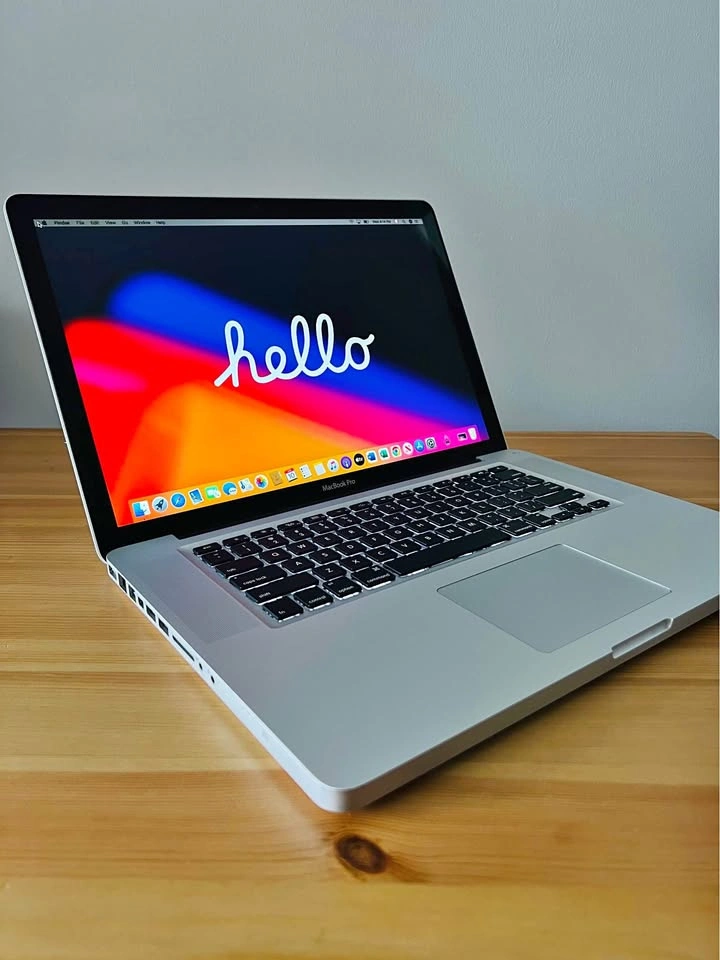 15” Macbook Pro i7, 8gb RAM, 256GB Storage