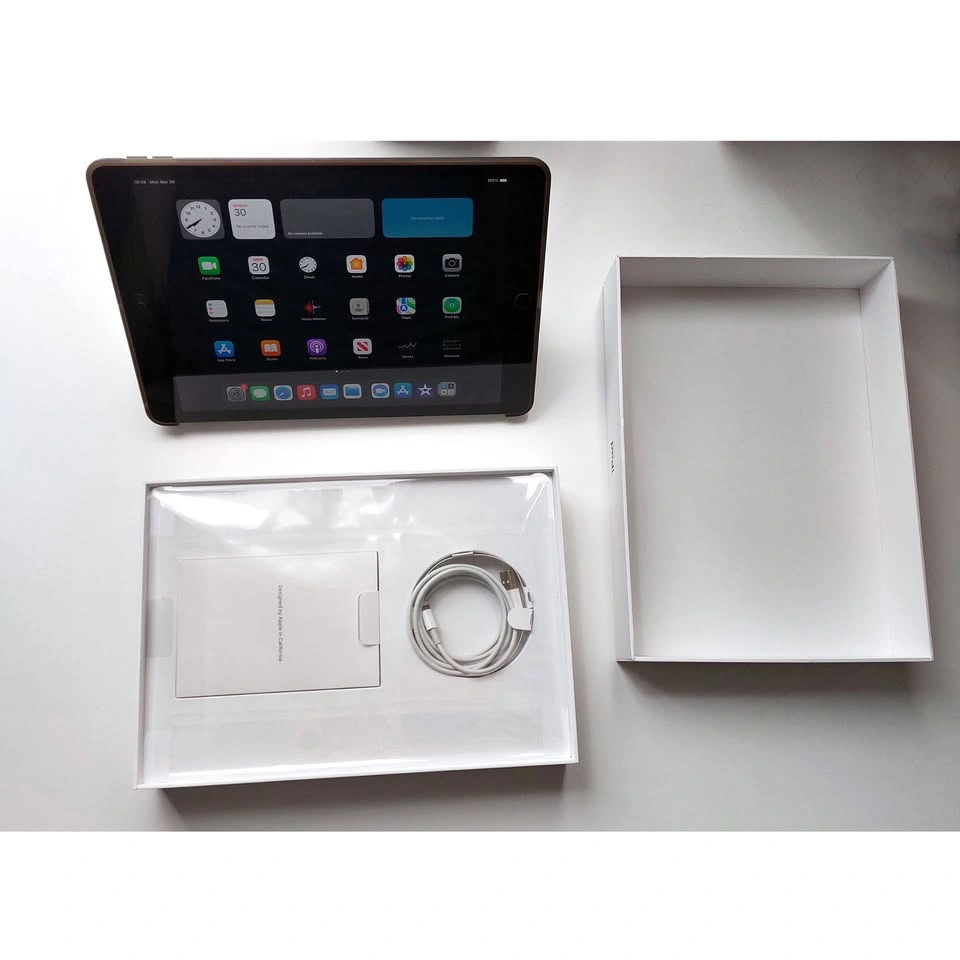 Apple iPad 32GB Wi-Fi – Space Gray – Like New – Box + Smart Cove