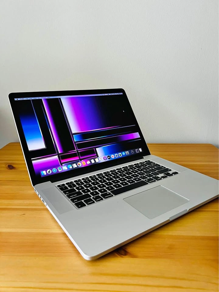 15” Macbook Pro i7-16GB RAM
