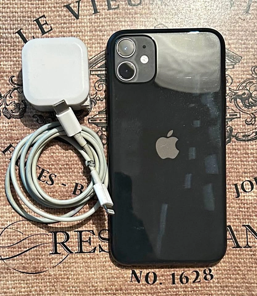 (88%) iPhone 11 64GB-GREAT CON+Accessories.