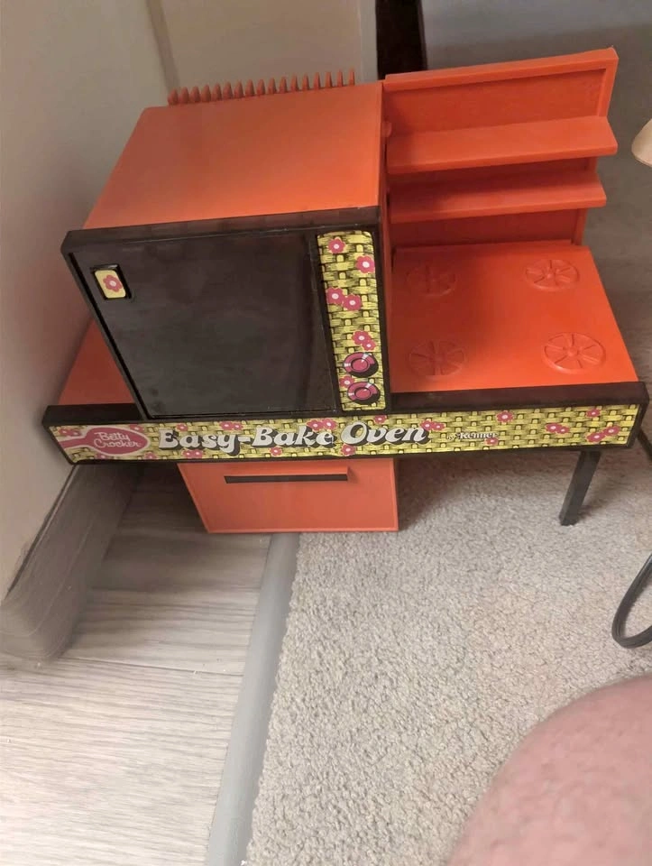 Vintage Betty Crocker easy bake oven