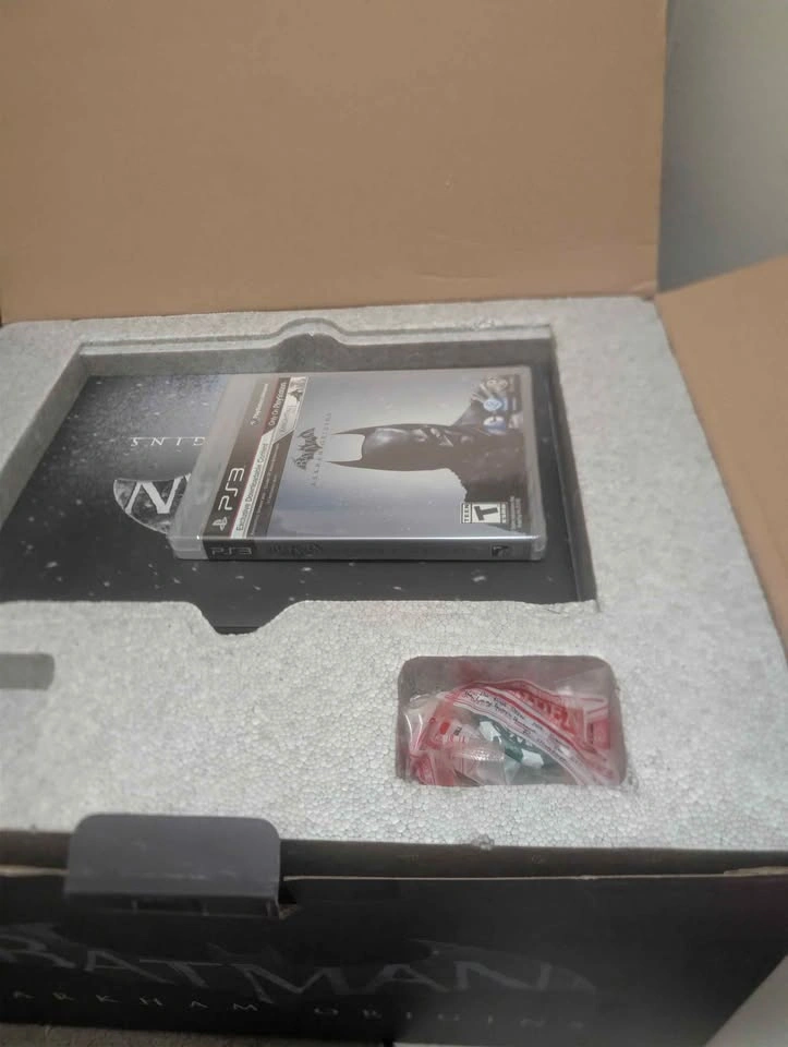 BNIB PS3 Arkham Origins collectors edition - photo 2