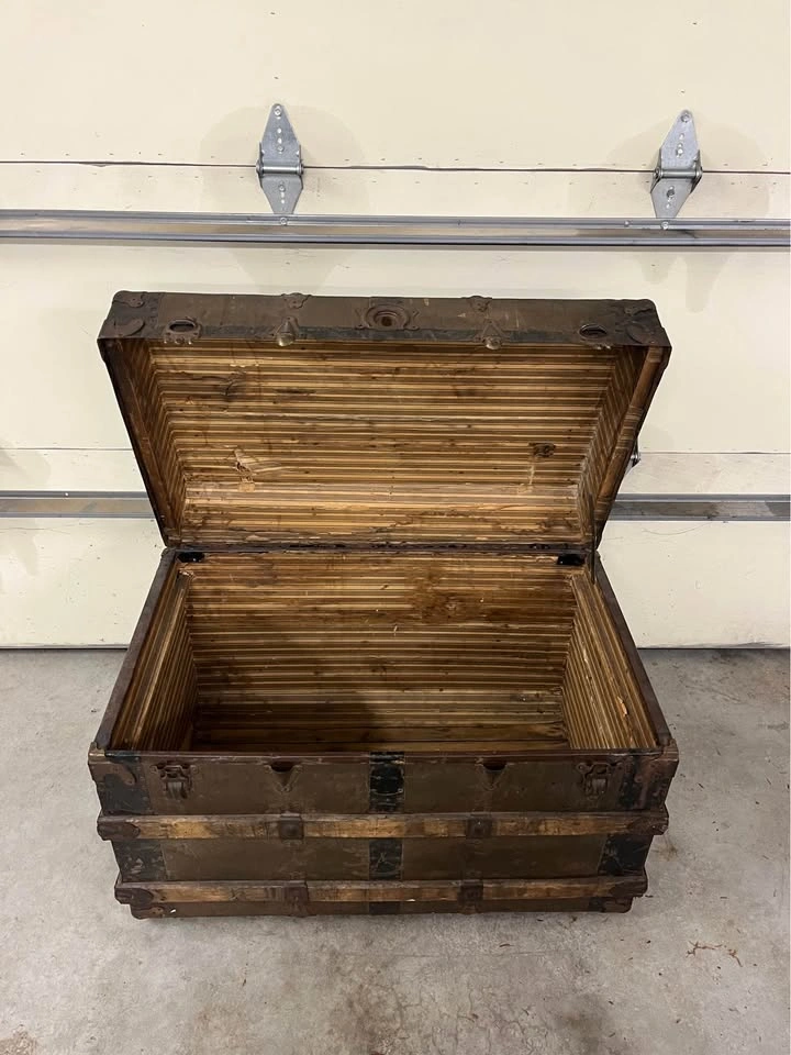 Vintage Steamer Trunk - photo 2