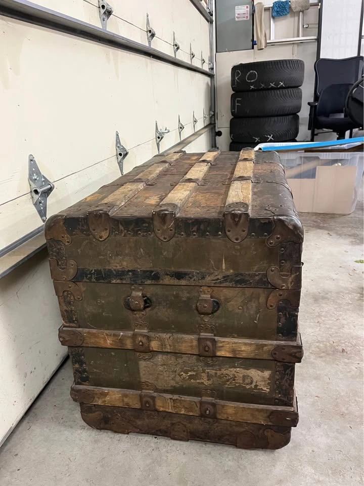 Vintage Steamer Trunk - photo 3