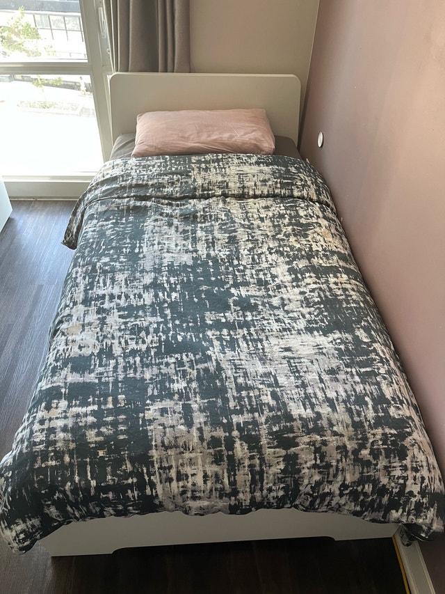 Bed frame + mattress