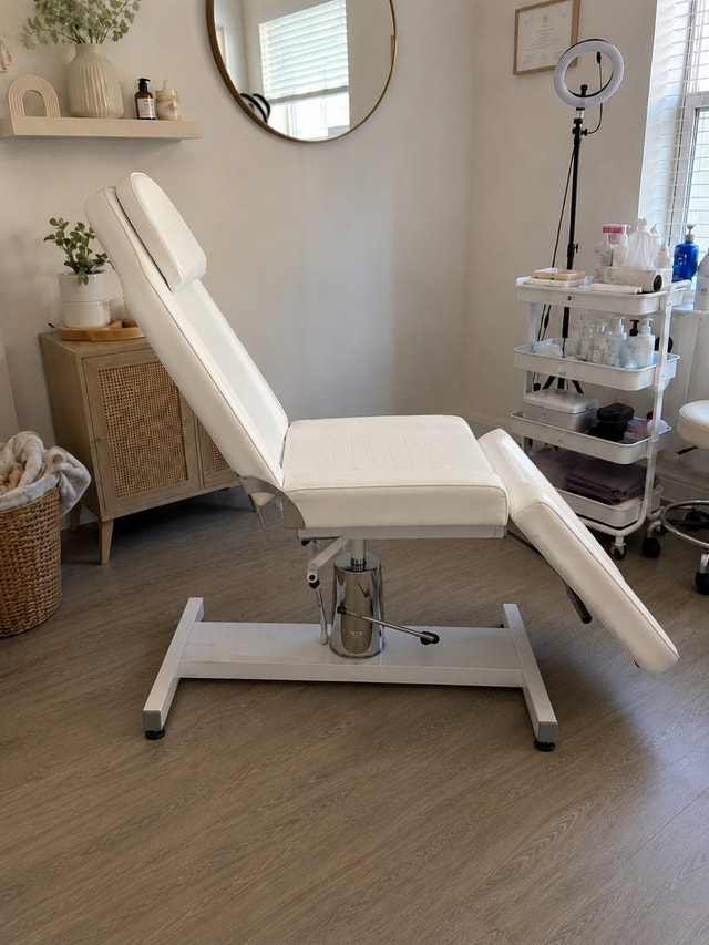 Hydraulic Esthetician Chair / Treatment Bed / Massage + Tattoo - photo 3