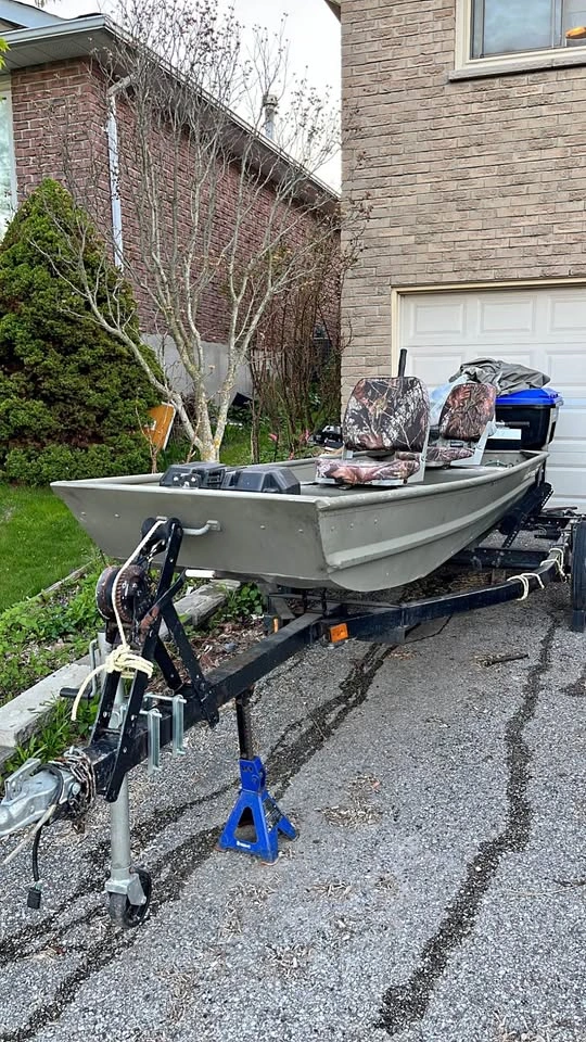 Tracker boat