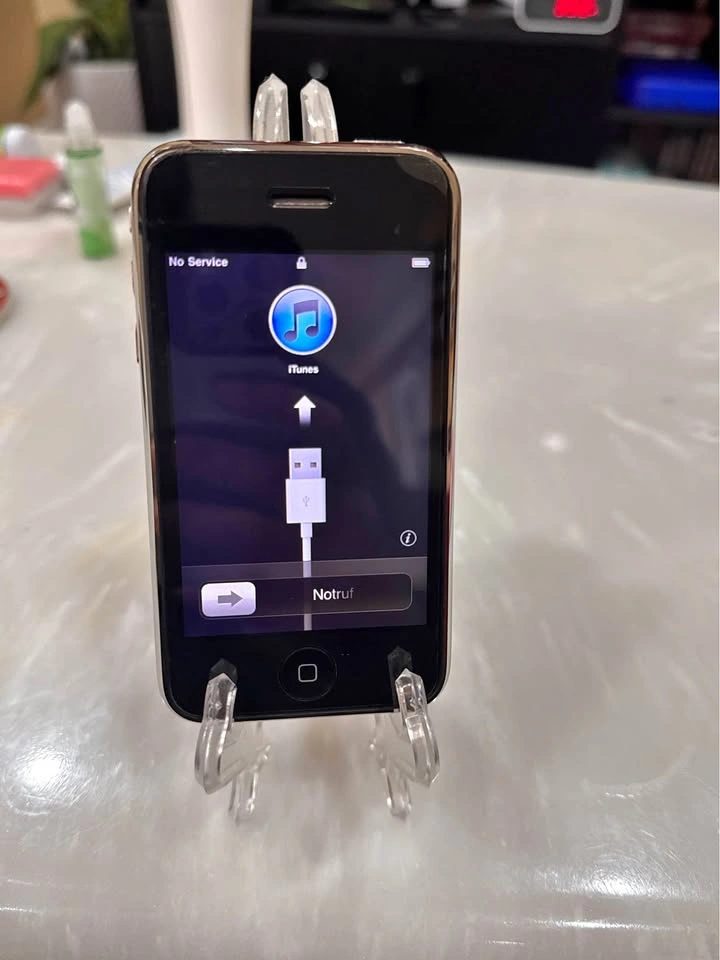 iPhone 3GS Collector’s Piece - Works well - Battery Great