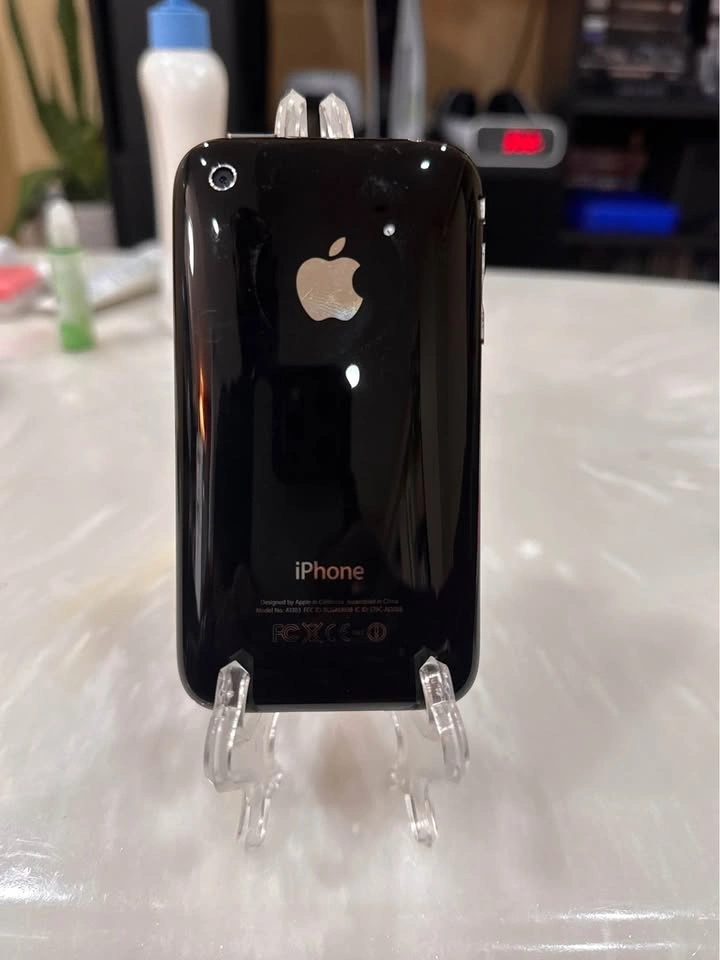 iPhone 3GS Collector’s Piece - Works well - Battery Great - photo 2