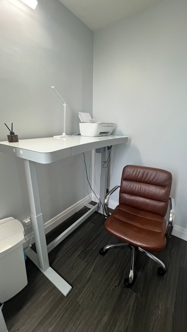 height-adjustable glass-top desk with chair - photo 2
